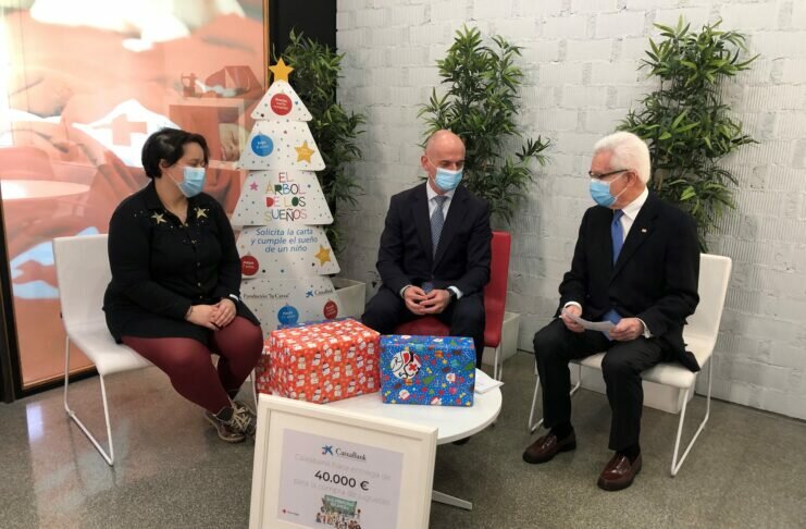 Empleados y clientes de CaixaBank entregarán regalos de Navidad a más de 500 niños y niñas en situación de pobreza en Castilla y León | ActualidadSocial