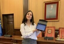 Emma S. Varela recibe el premio a la labor profesional