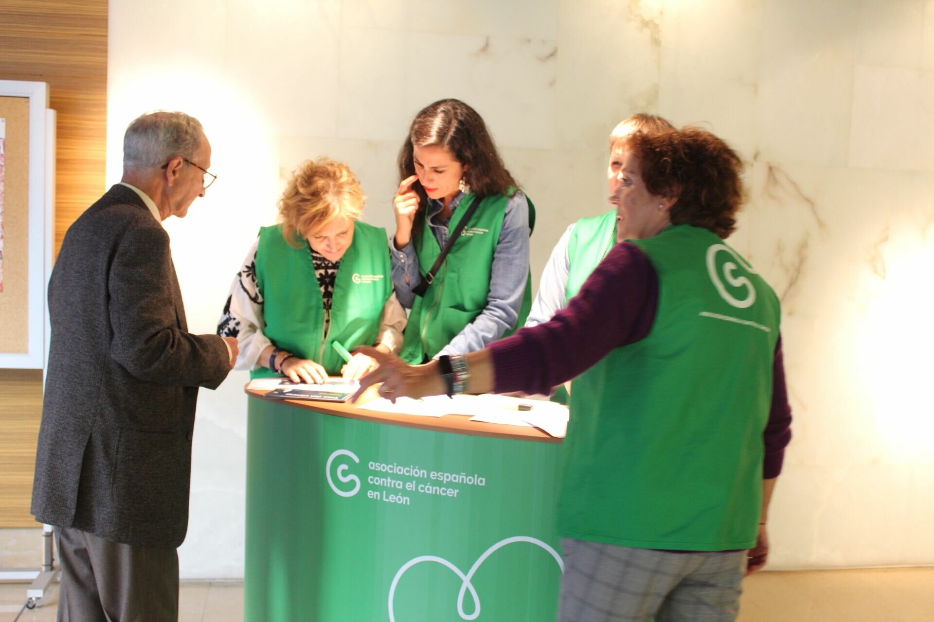 La Diputación invierte más de 33.000 euros en un nuevo
esparcidor... La Diputación invierte más de 33.000 euros en un nuevo
esparcidor...