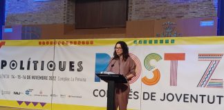 Aitana Mas hablando sobre las políticas de juventud en el congreso del IVAJ