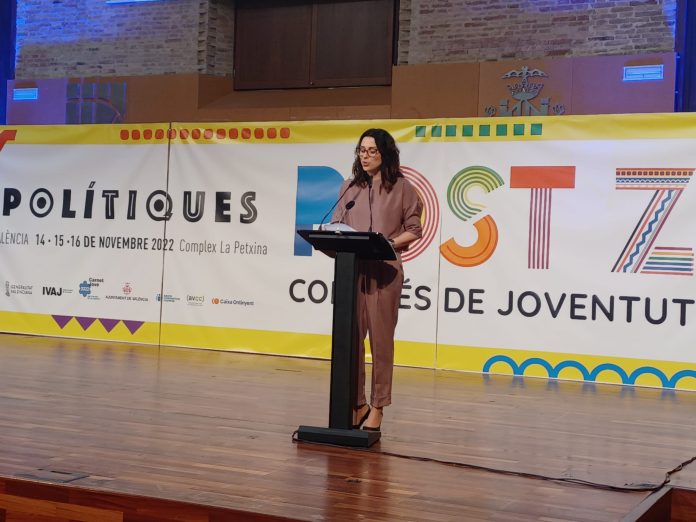 Aitana Mas hablando sobre las políticas de juventud en el congreso del IVAJ