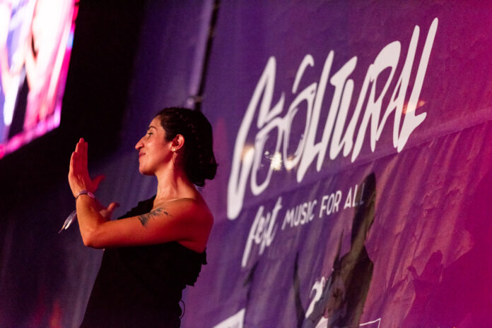 Imagen del Cooltural Fest-Music For All de un concierto interpretado en lengua de signos