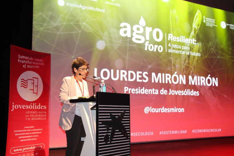 La presidenta de Jovesólides, Lourdes Mirón, durante su discurso en el Agroforo Resilient