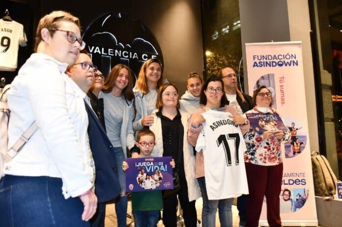 Presentación del calendario 2023 del Valencia CF y Asindown