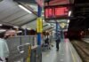 Personas usuarias del servicio nocturno en la estación de Empalme de Metrovalencia en Nochevieja
