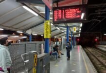 Personas usuarias del servicio nocturno en la estación de Empalme de Metrovalencia en Nochevieja