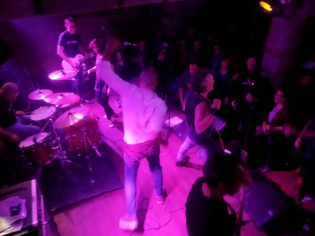Diversión y buen rollo en el concierto de Los Criptozoos