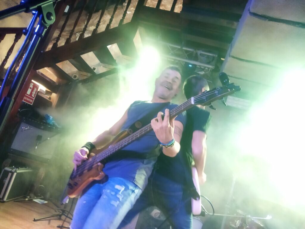 Los miembros de Los Criptozoos disfrutan cada compás de su concierto