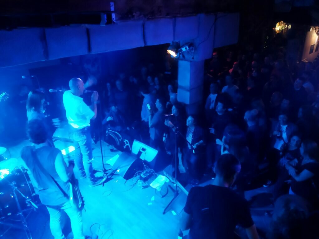 Reivindicación, diversión y provocación en el concierto de Los Criptozoos
